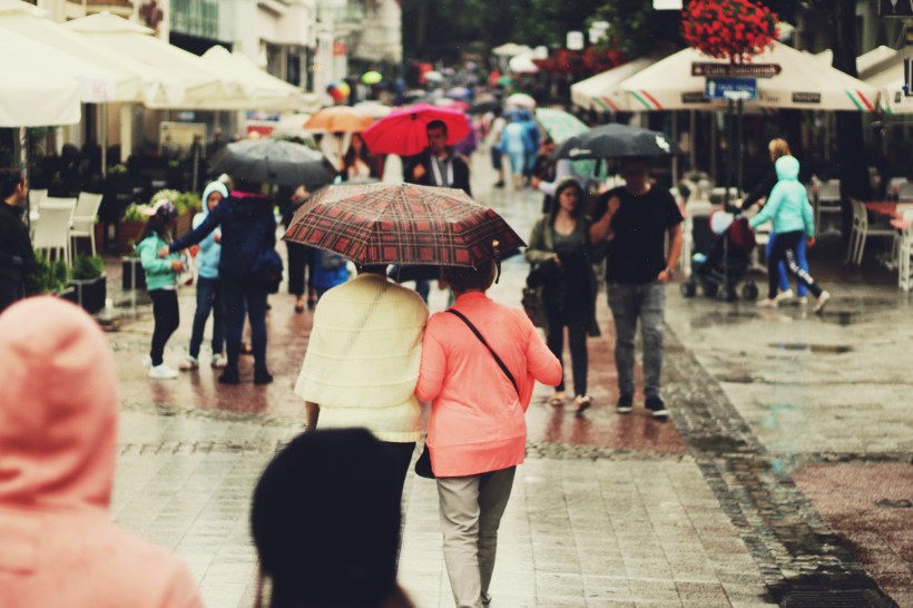 下雨天撑伞的人图片