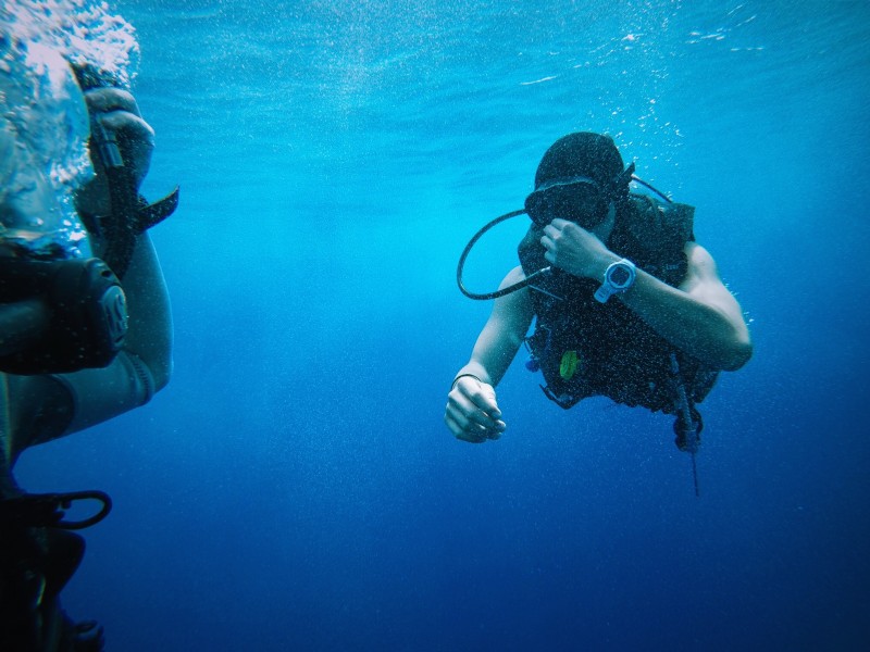 海底潜水人物图片