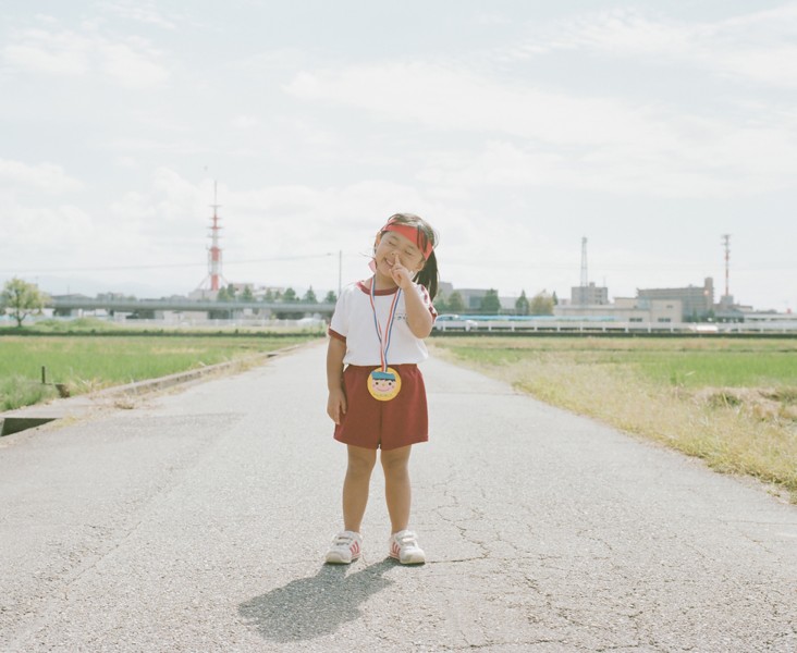 日本超萌小女孩公路攝影圖片