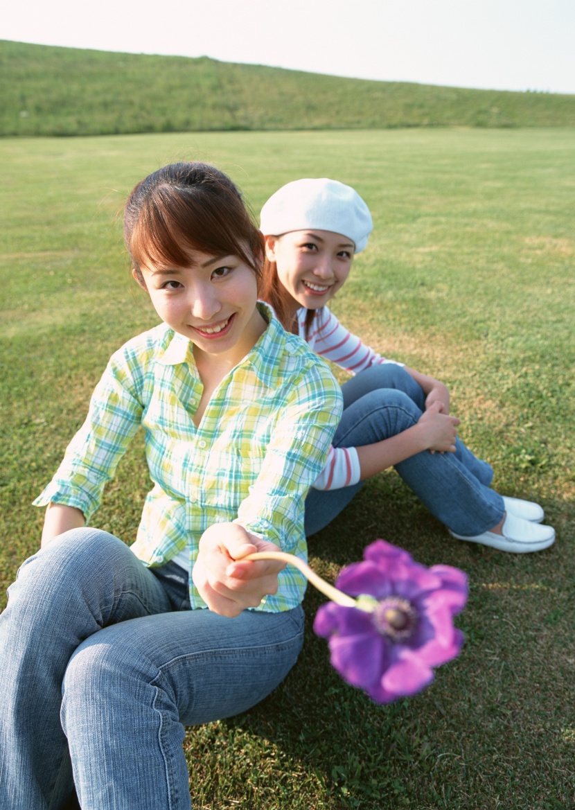 草地放松休閑女性圖片