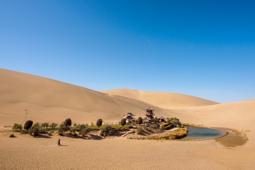 甘肃敦煌鸣沙山月牙泉风景图片