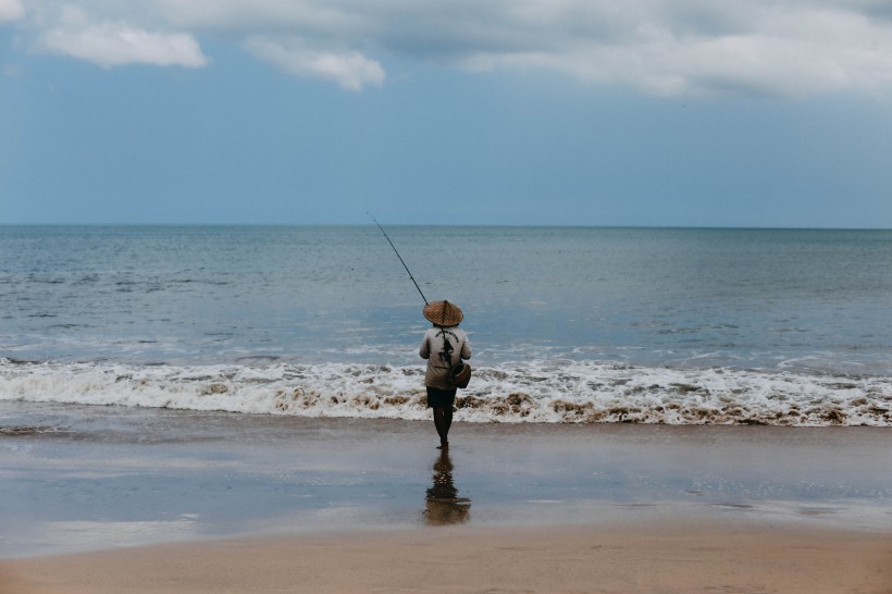 休閑釣魚的人圖片