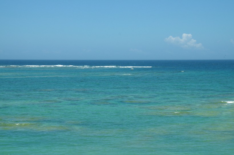 日本冲绳清澈的海水风景图片