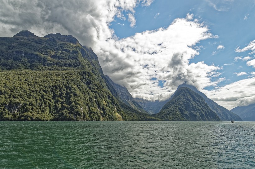 新西兰南岛米尔福德峡湾自然风景图片