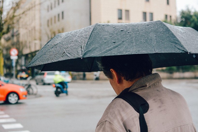 下雨天撑伞的人图片