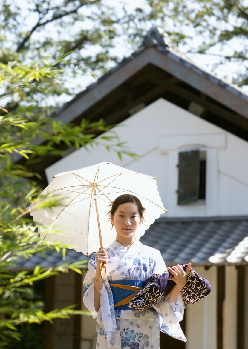 夏日里打伞的日本女人图片