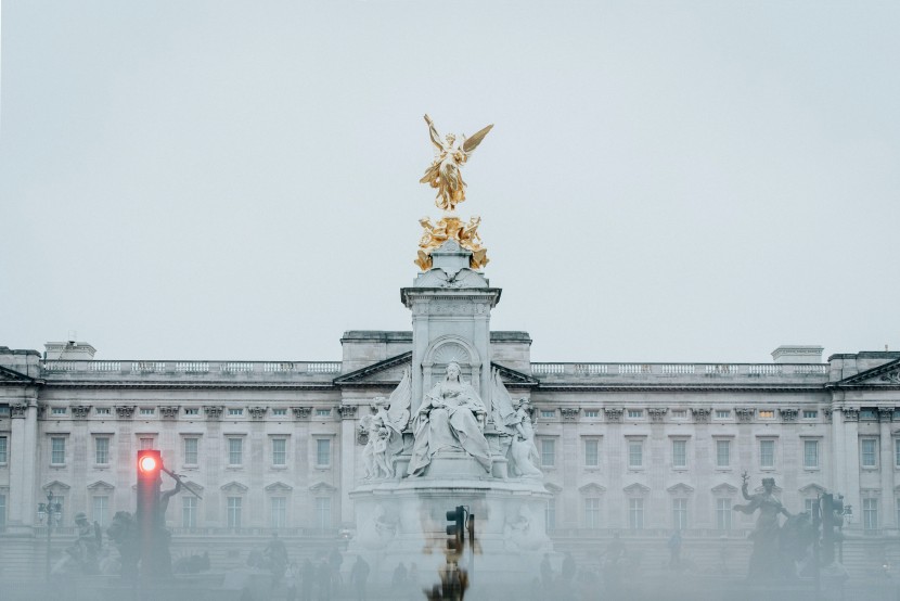 英國(guó)維多利亞女王紀(jì)念碑圖片