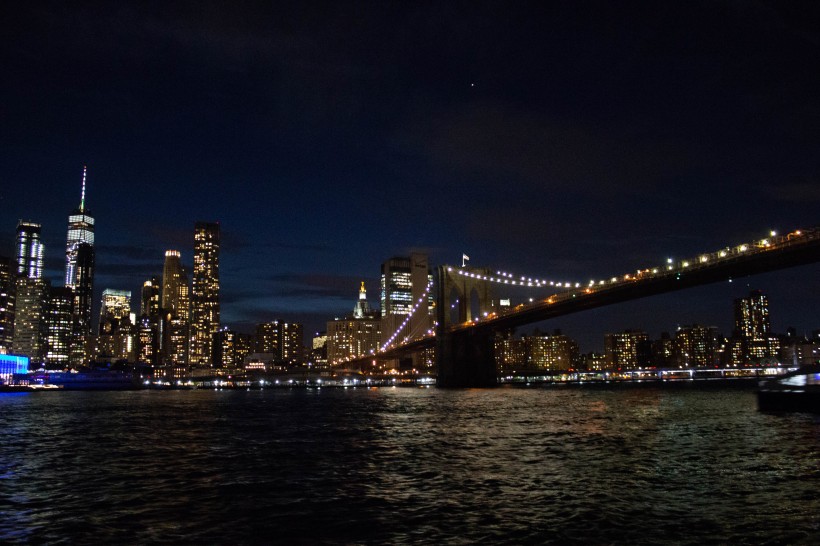 夜晚的美国纽约布鲁克林大桥风景图片