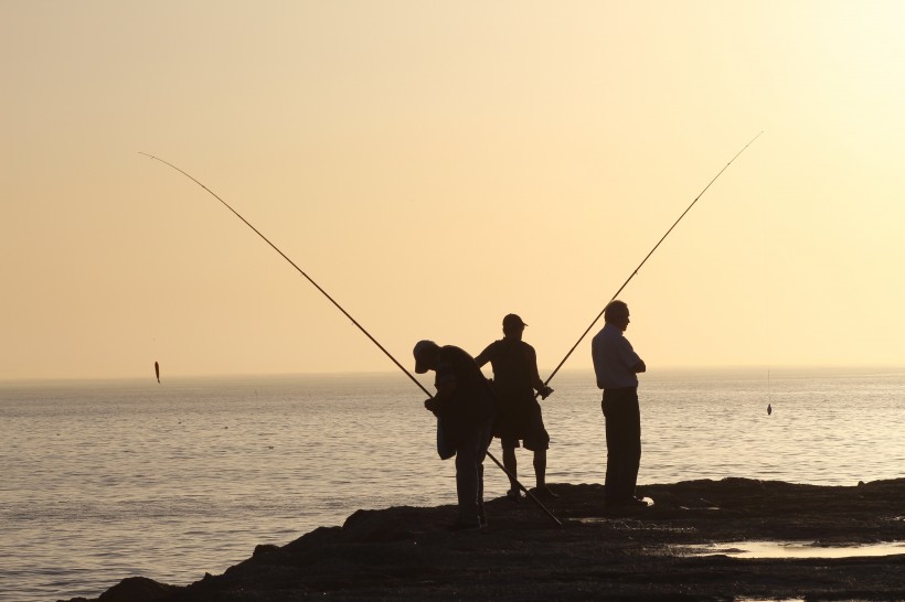 休閑釣魚的人物圖片