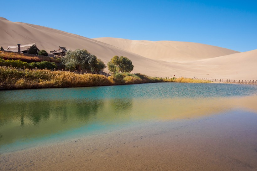 甘肃敦煌鸣沙山月牙泉风景图片