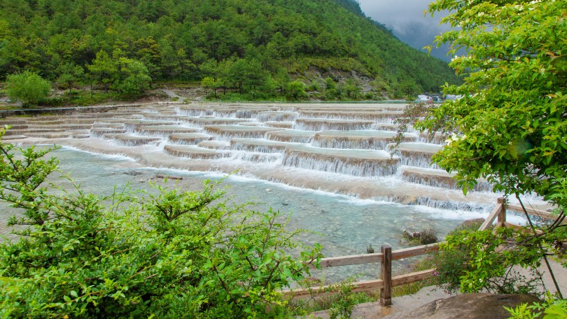 美麗的云南麗江玉龍雪山藍月谷風(fēng)景圖片