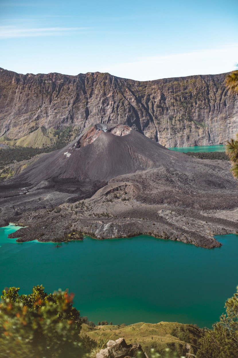 深邃的火山湖图片