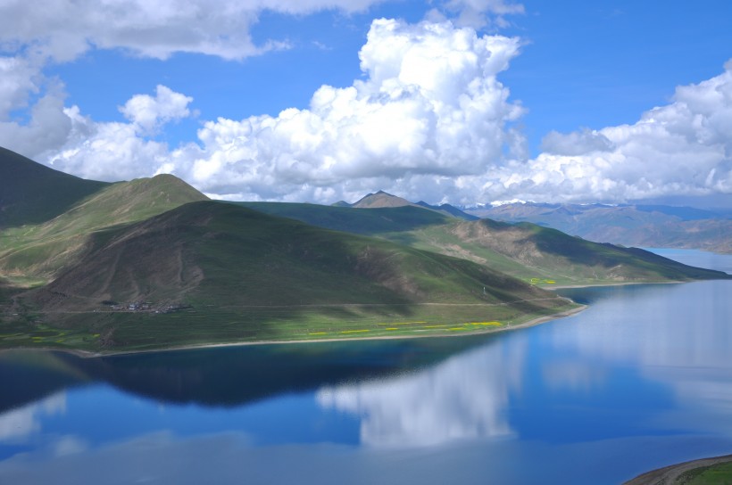 西藏干凈清澈的羊卓雍措湖自然風(fēng)景圖片