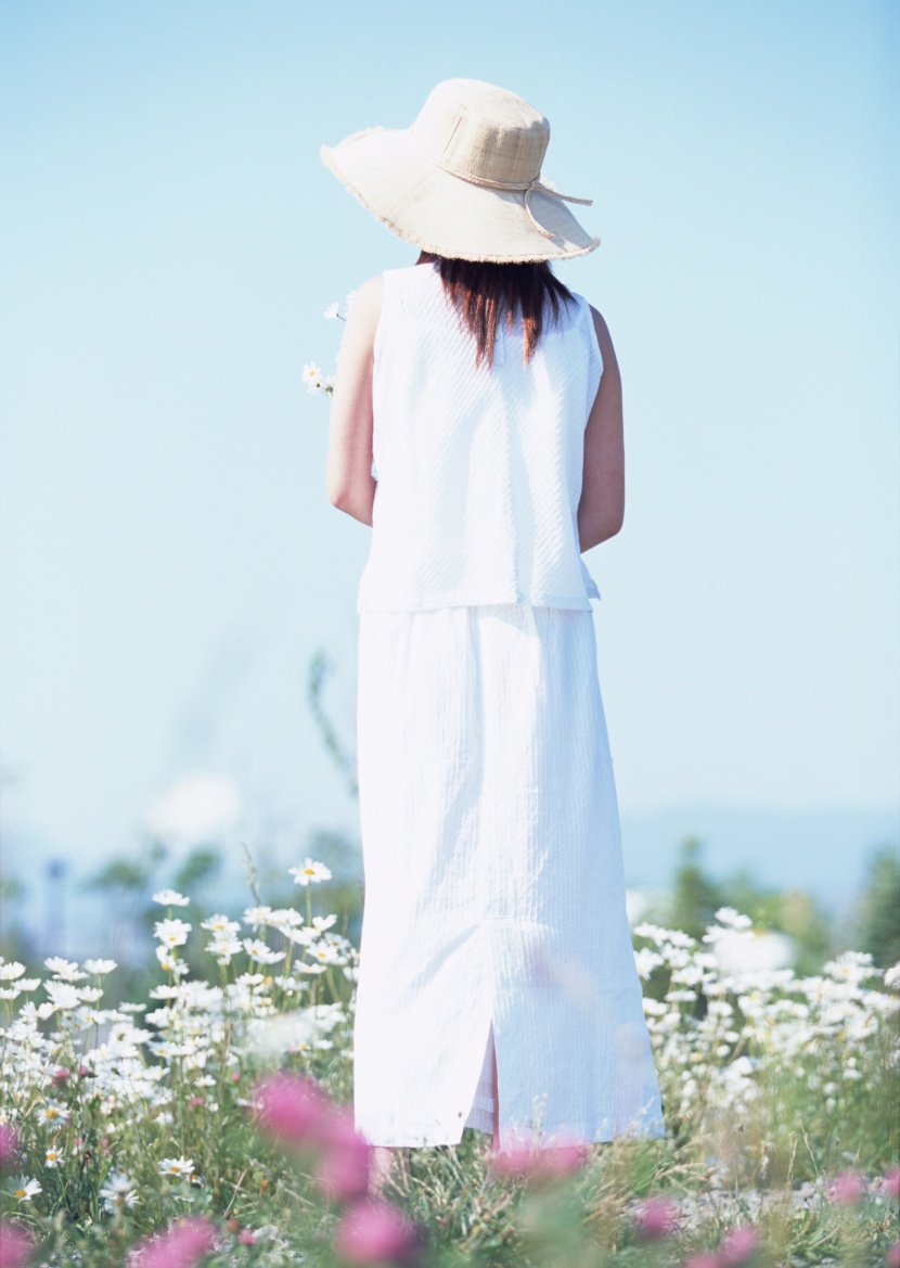 女性在花叢里圖片