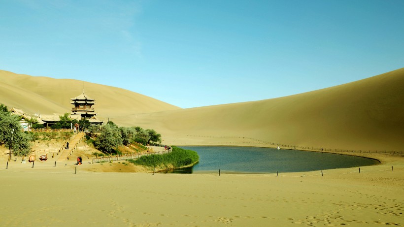 甘肃敦煌月牙泉自然风景图片