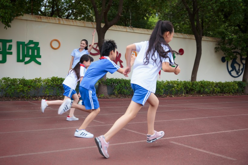 操场跑步的小学生图片