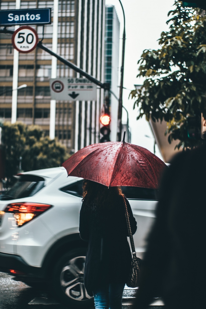 打着雨伞的人图片