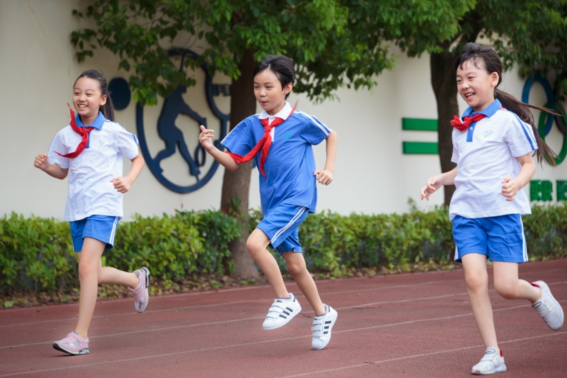 操场跑步的小学生图片