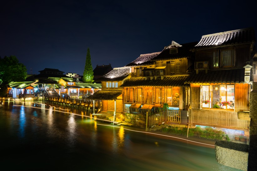 浙江乌镇五彩缤纷的夜景图片