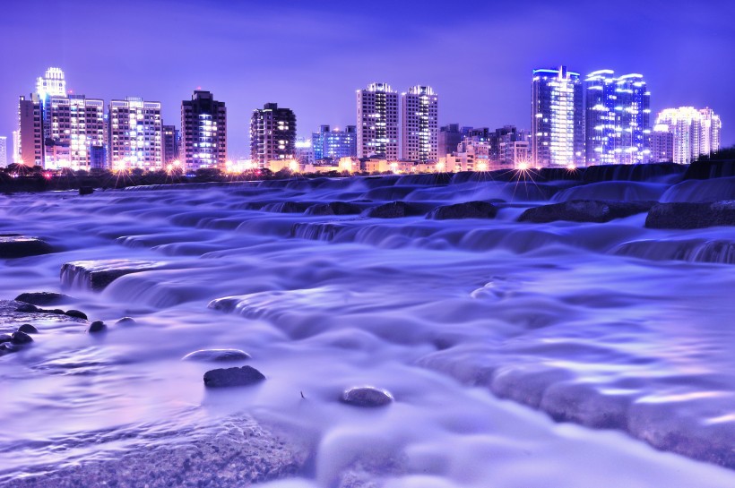 繁華璀璨的城市夜景風景圖片