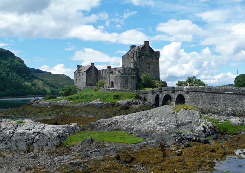 英国苏格兰庞大的城堡建筑风景图片