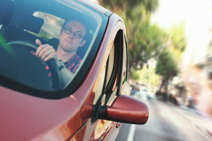 正在開車的男子圖片