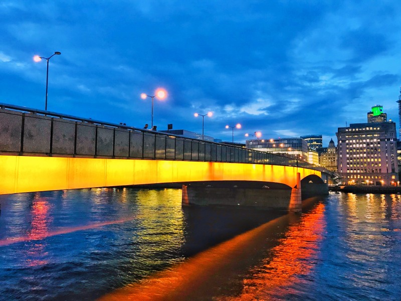 燈光閃爍的城市夜景圖片