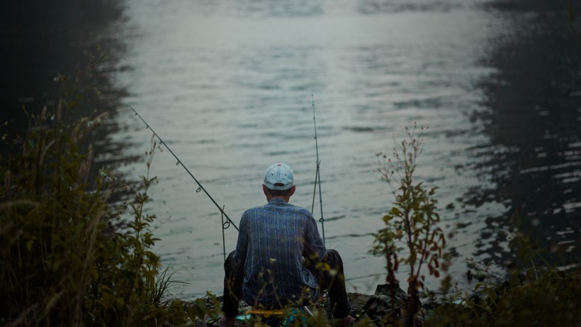 休閑釣魚的人物圖片