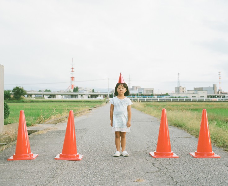 日本超萌小女孩公路攝影圖片