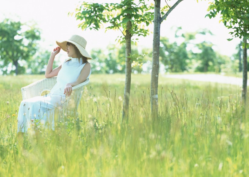 草地放松休闲女性图片