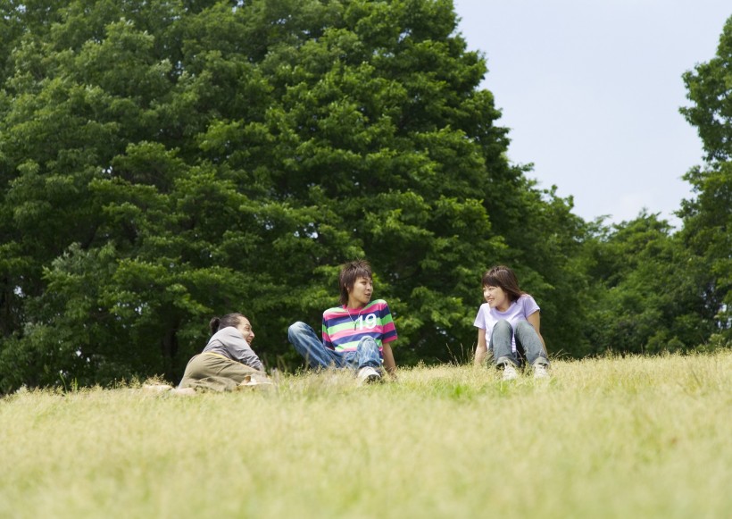 大学生校园草地休闲图片