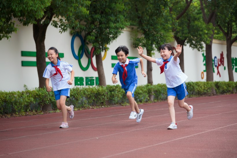 操场跑步的小学生图片