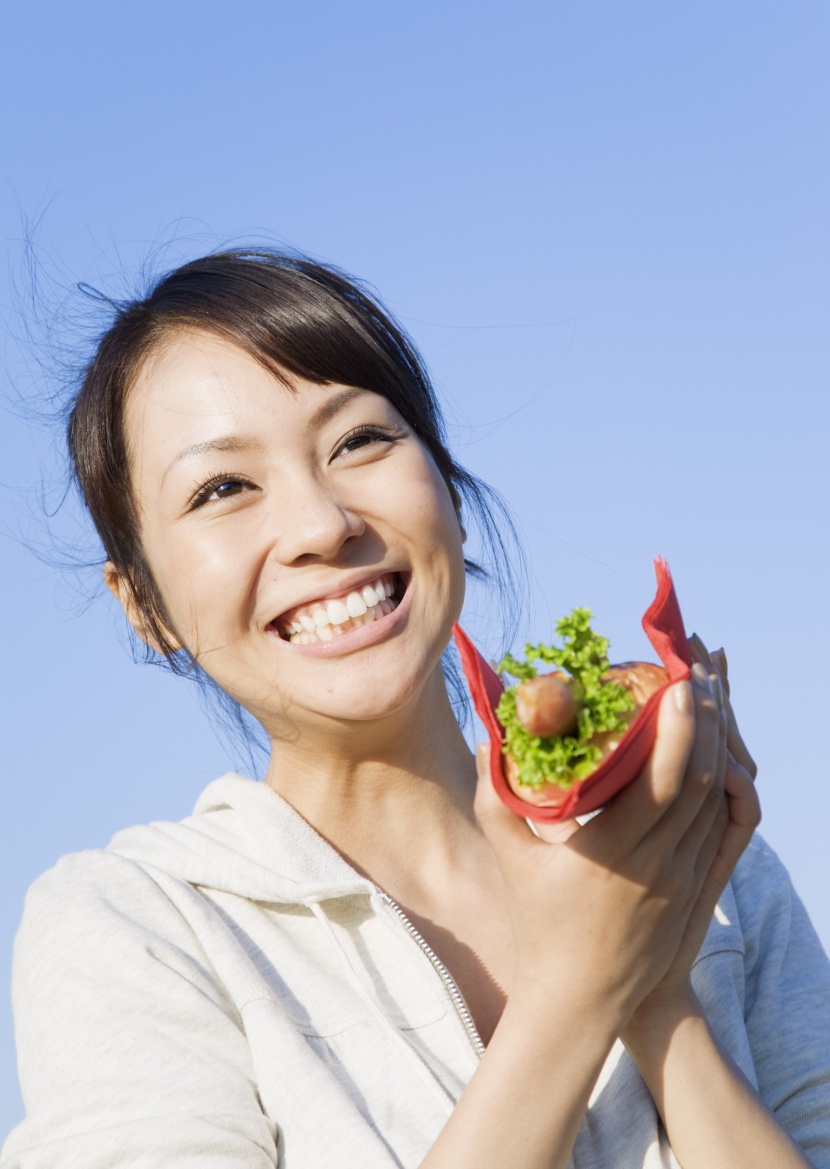 女孩假期品尝美食图片