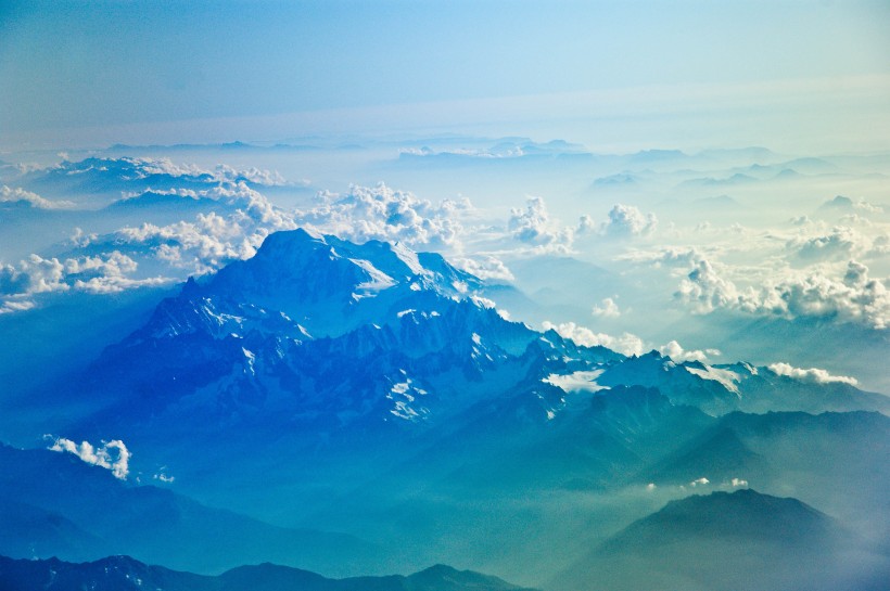 优美的阿尔卑斯山风景图片