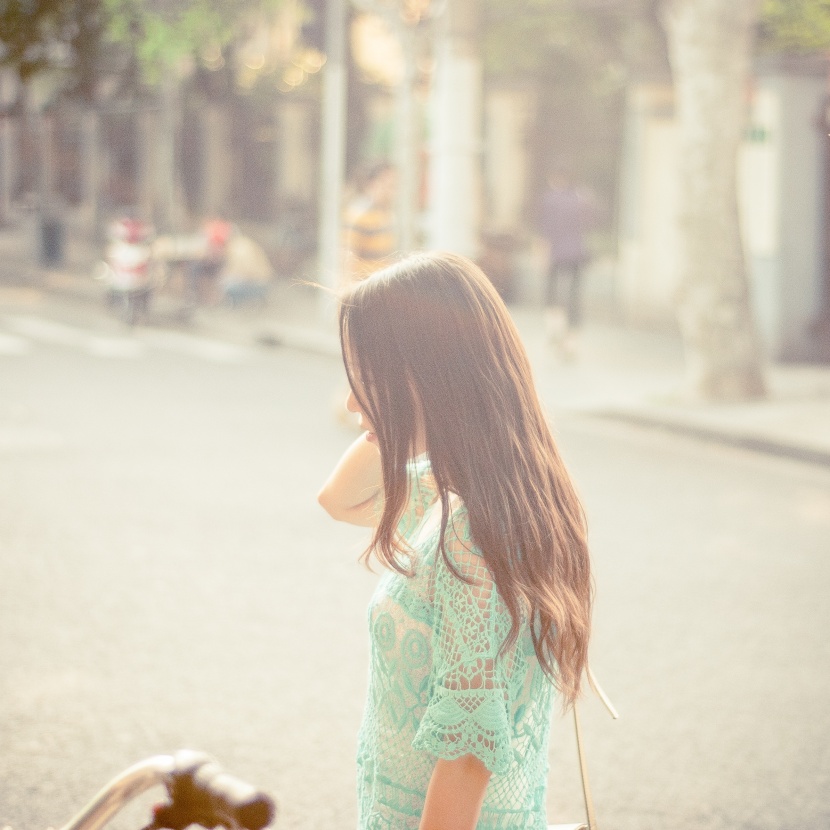 女孩飘逸的秀发图片