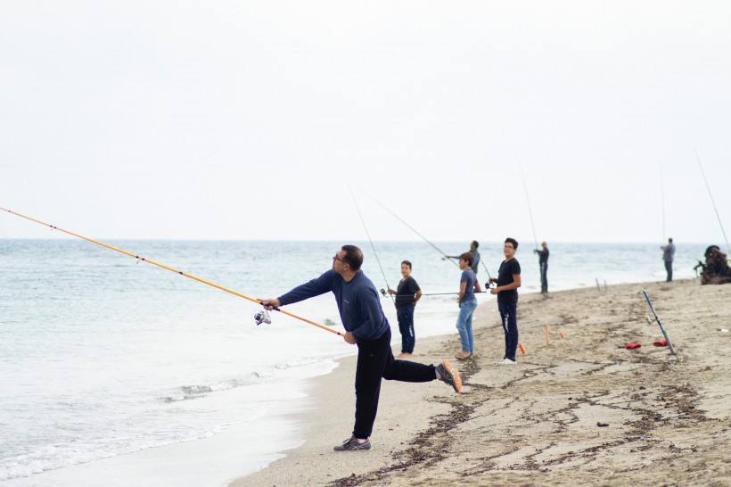 休閑釣魚的人圖片