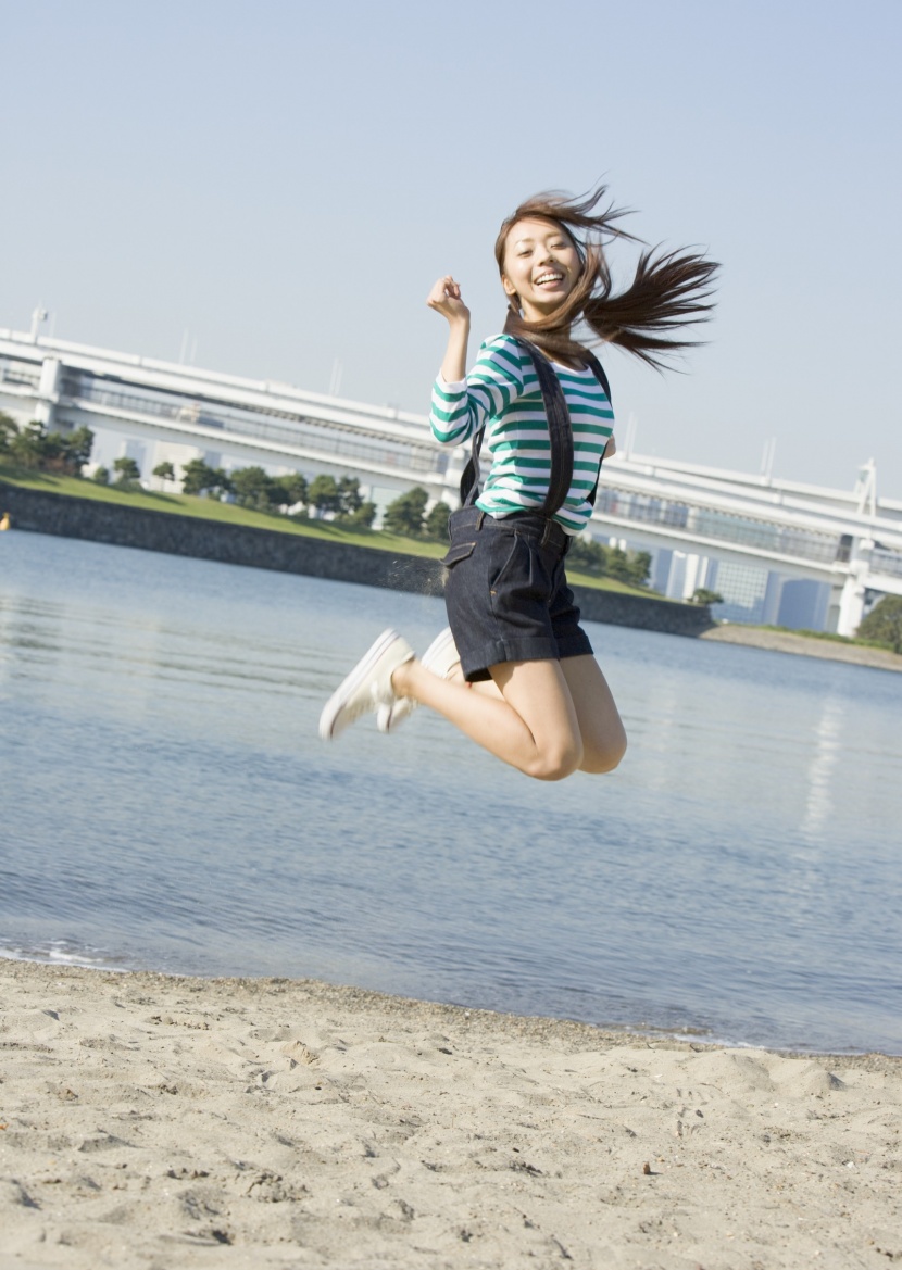 假期女孩海边玩耍图片