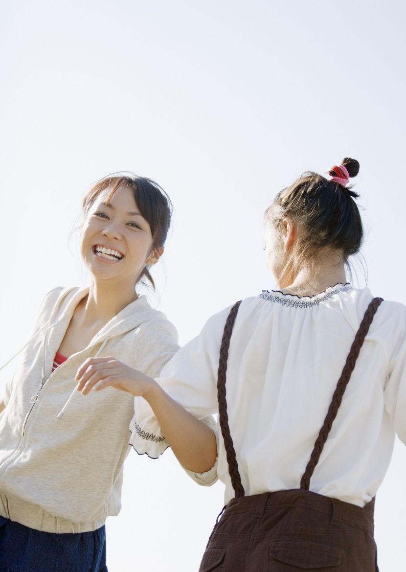 假期女孩海边玩耍图片