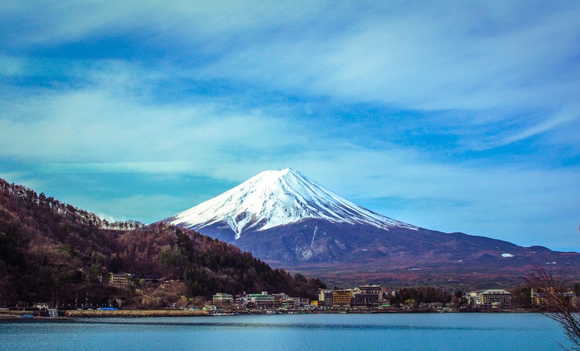 有积雪的富士山图片