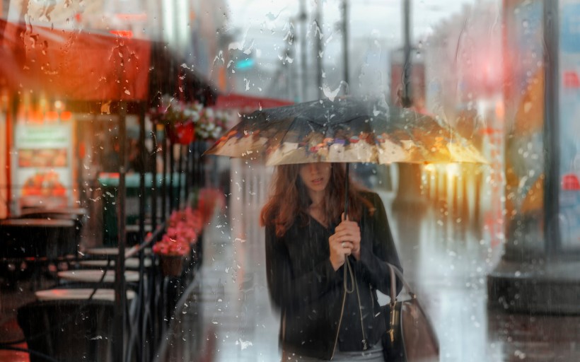 唯美的雨中美女图片