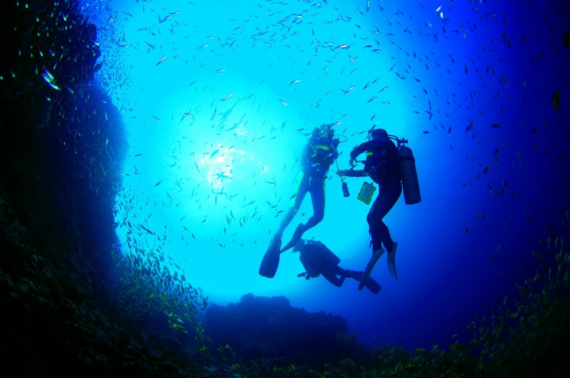 深海潜水图片