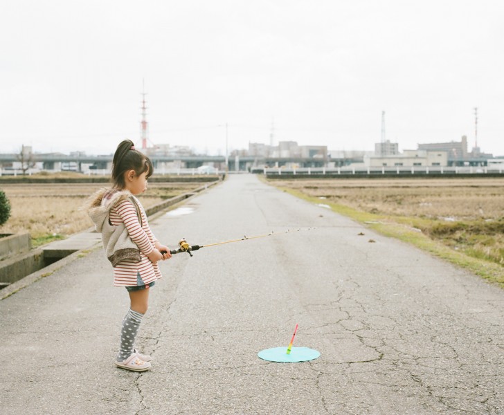 日本超萌小女孩公路攝影圖片