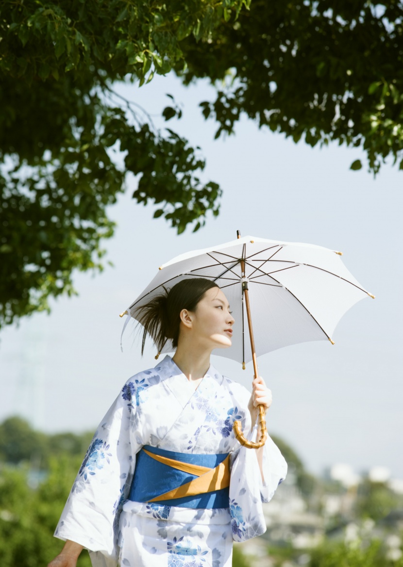 夏日里打伞的日本女人图片