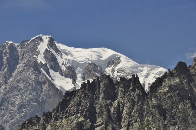 法国勃朗峰一片雪白的冬季风景图片