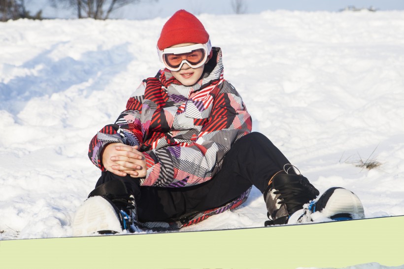 正在使用單板滑雪的外國男孩圖片