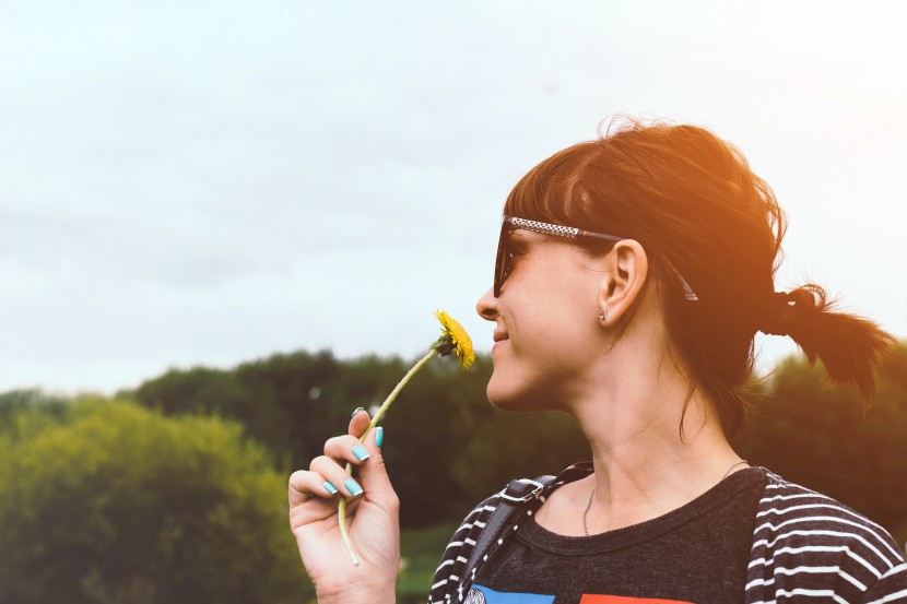 美麗的聞花女子圖片