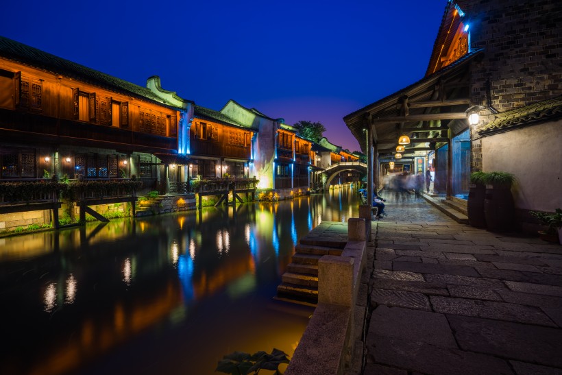 浙江乌镇五彩缤纷的夜景图片