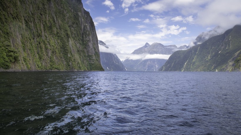 新西兰南岛米尔福德峡湾自然风景图片