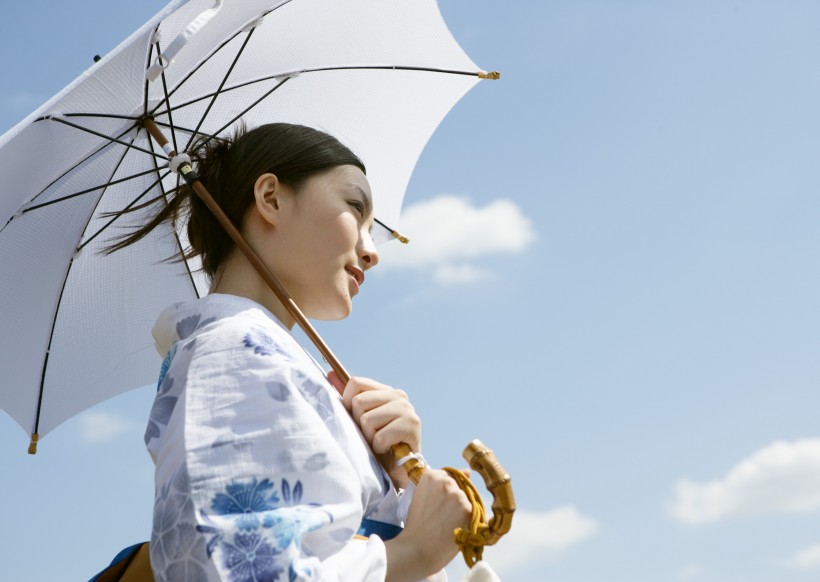 夏日里打伞的日本女人图片