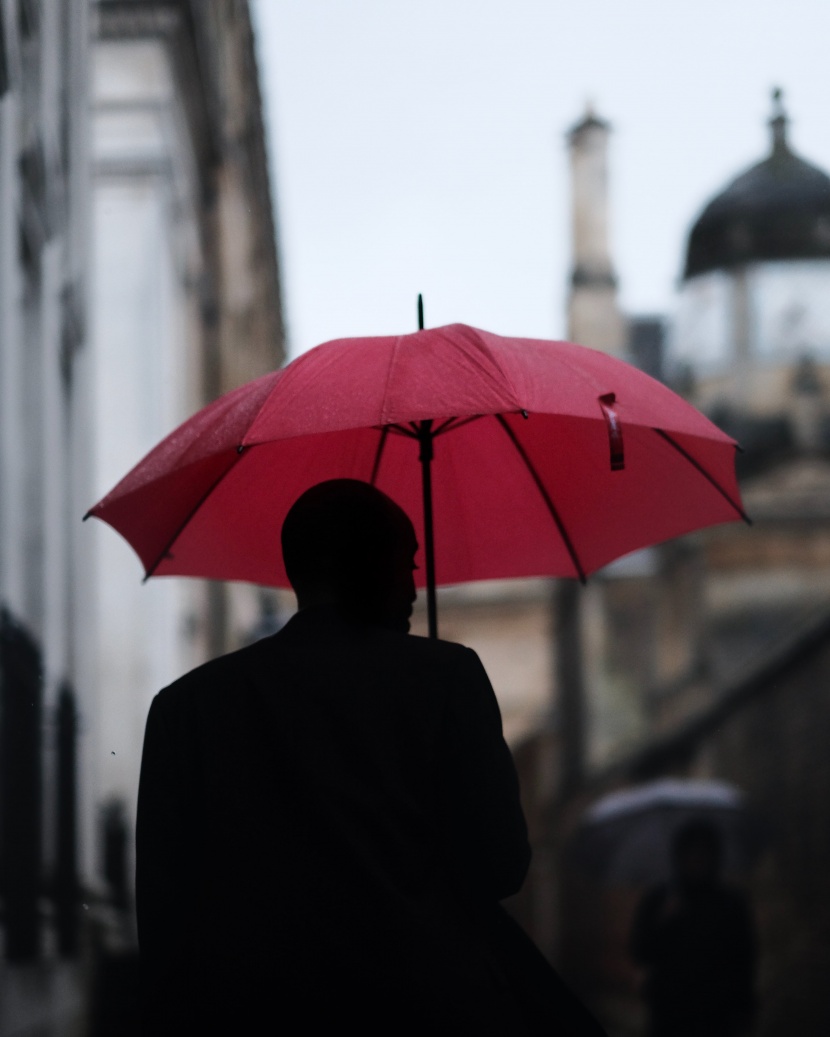 打着雨伞的人图片